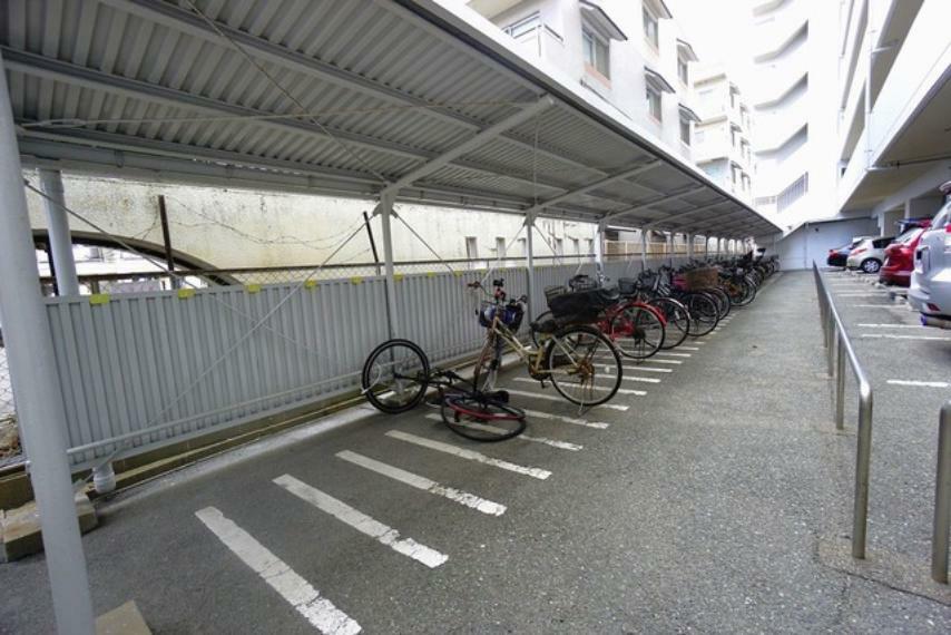駐輪場には屋根付きなので雨の時も自転車やバイクがぬれずに済みます＾＾