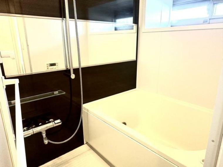 浴室　浴室には窓があります。湿気を逃がしやすいため、浴室を清潔に保ちます。また、お掃除もしやすいのが特徴です。