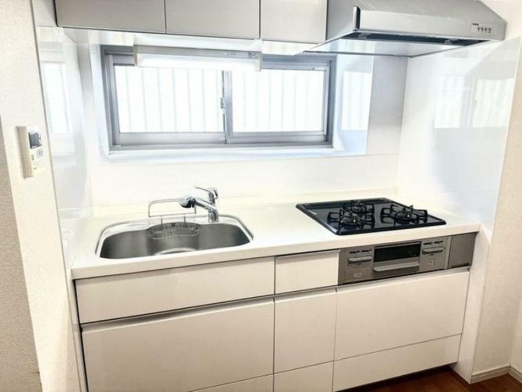 キッチン　ホワイトの人造大理石天板のシステムキッチン。料理がしやすく、より効率的にお料理できるキッチンです。