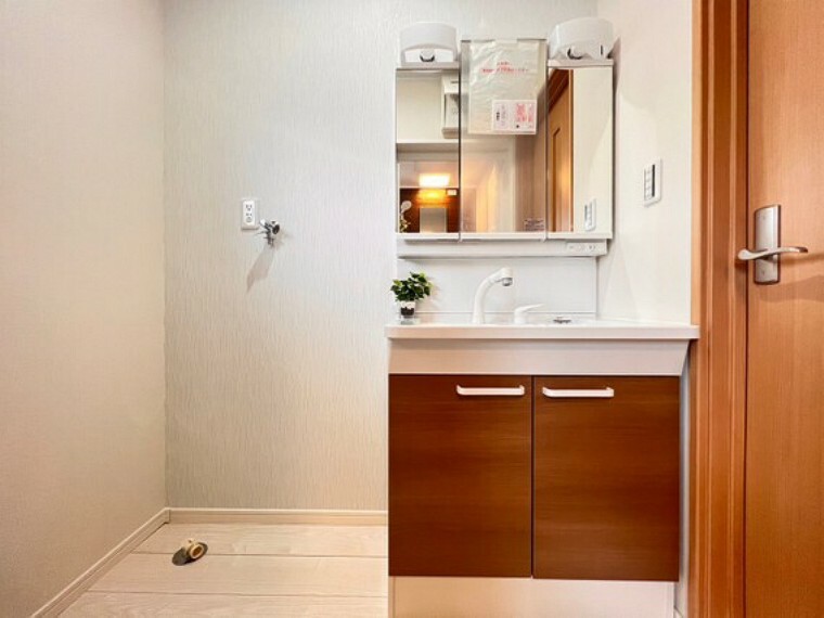 斜めドラム式の洗濯機でも、しっかりと置けるサニタリー。ホワイトを基調にまとめた室内はホテルのような上質な気品あふれる空間を創造しております。
