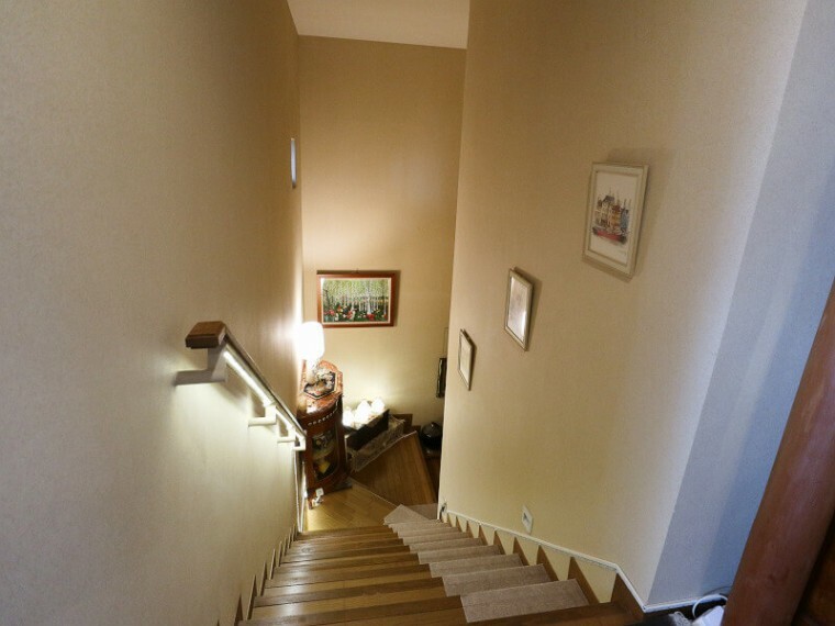玄関へ降りる階段