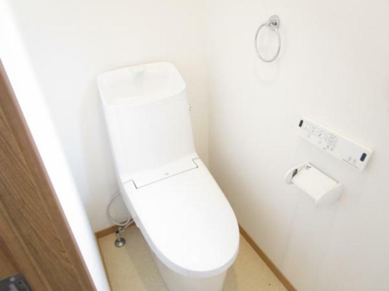 【リフォーム済】トイレはリクシル製の温水洗浄機能付き便器に新品交換しています。天井と壁のクロスは張替え、床は床板の張替えをしてクッションフロアを貼りました。