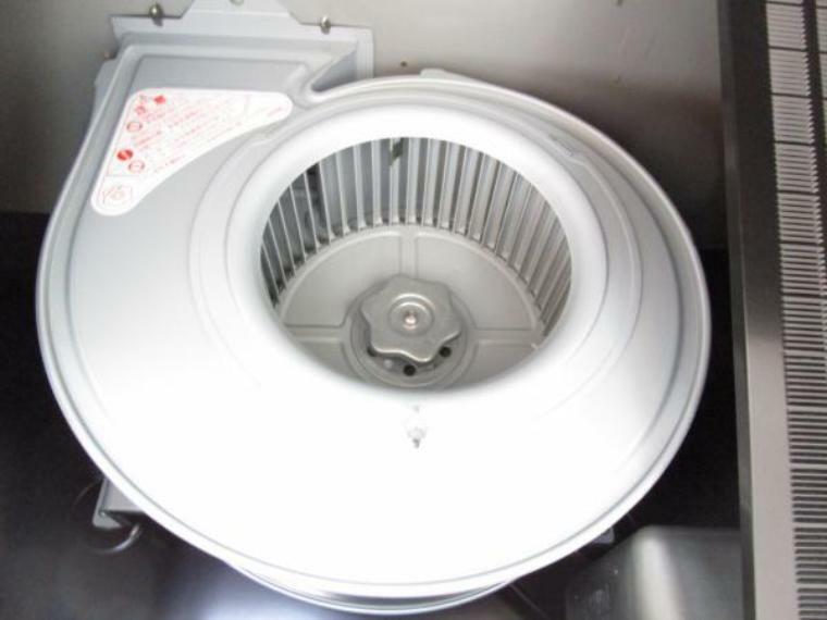 【リフォーム済】システムキッチンの換気扇はシロッコファンを設置。シロッコファンはプロペラファンに比べて空気を吸い込む力が強く、構造的に風の影響を受けにくく逆流しにくいという特徴があります。