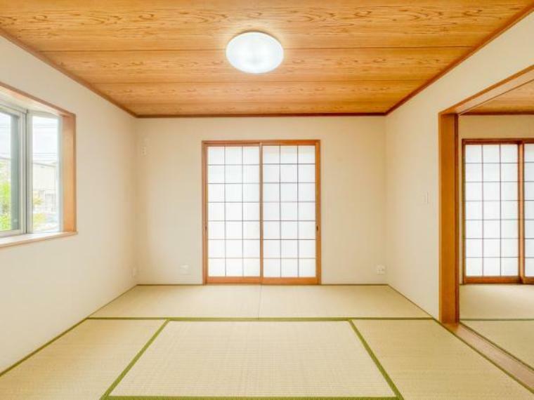 【リフォーム済】1階の和室は天井と壁のクロスを張替え、畳や襖、障子を張り替えました。お客様を迎える空間としてイグサの匂いで癒しの空間になっています。