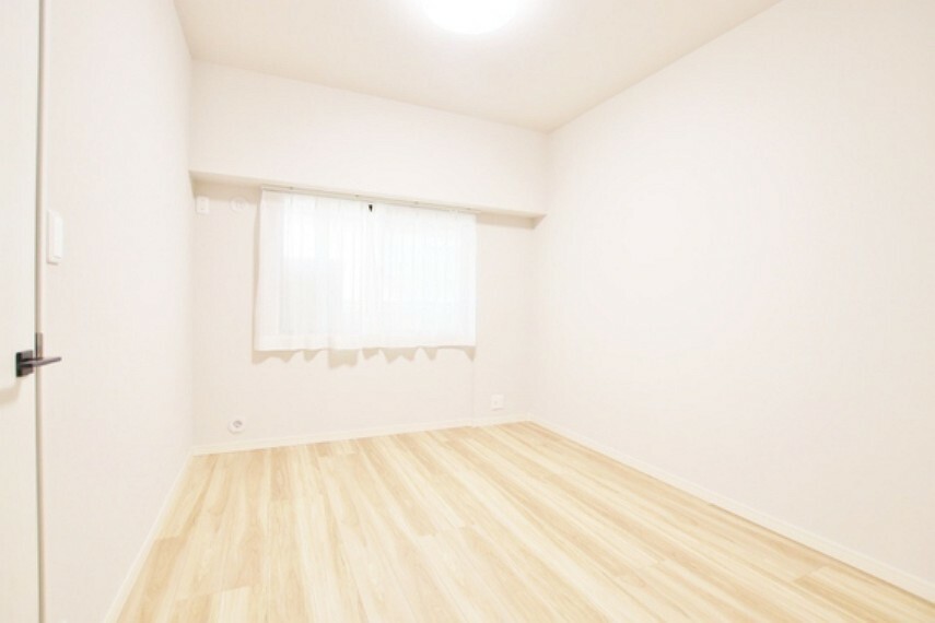 この一室を大人の空間にするには、十分すぎるほどの広さの居室です。