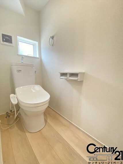 ■現地撮影写真■1・2階ともに『節水省エネ仕様シャワートイレ』を採用しています！