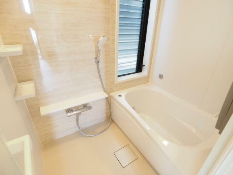 窓があり明るいお風呂。浴室換気乾燥機つき、魔法びん風呂、お掃除ラクラク排水口
