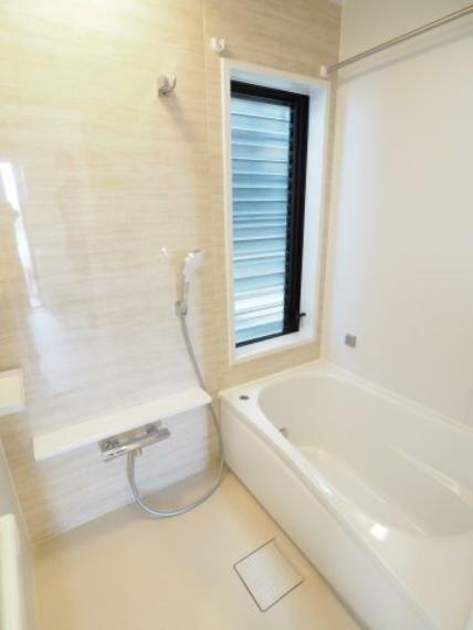 窓があり明るいお風呂。浴室換気乾燥機つき、魔法びん風呂、お掃除ラクラク排水口