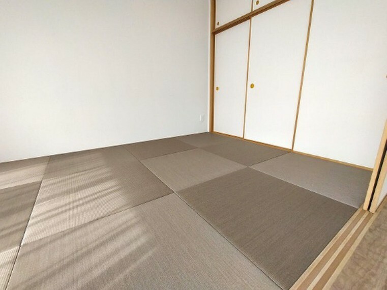 お洒落な琉球畳を採用した、約6帖の和室。お子様の遊びスペースや、ご家族の寛ぎ空間に便利です。
