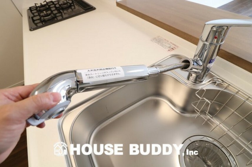 ヘッドはシャワーや浄水・原水に切り替え可能でノズルが延びるビルトイン式浄水器水栓を採用。