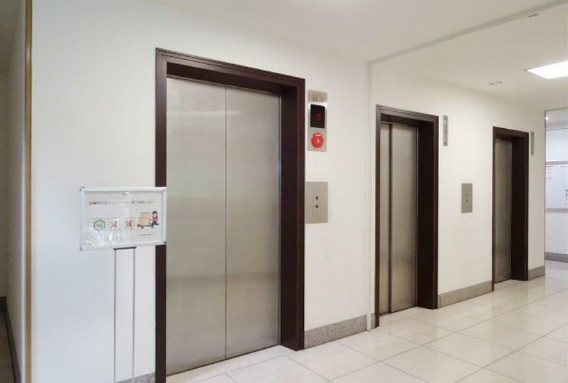 エレベーターは複数基ありスムーズにお部屋まで移動できます。