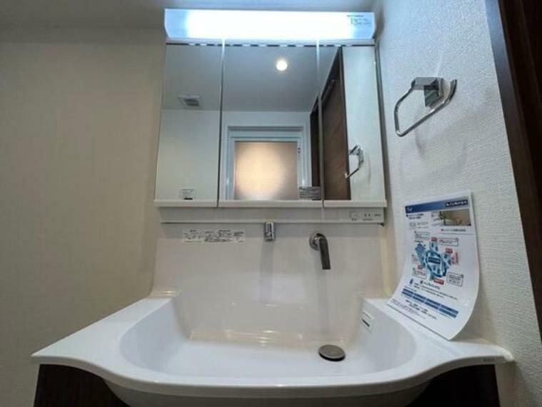 三面鏡の付いた洗面化粧台は、鏡面裏側にも機能的な収納を配置。スッキリと見映えの良い空間に。
