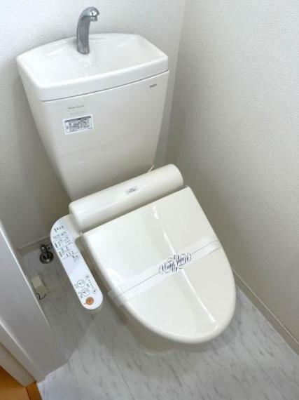 1階トイレ■シンプルで無駄のないデザインでお掃除しやすさ！　キレイがずっと続くトイレ。