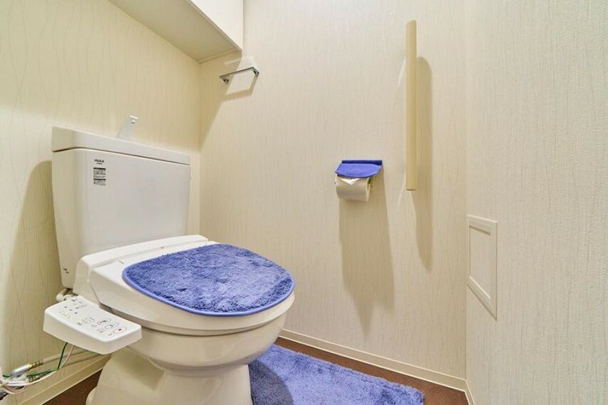 【トイレ】快適な温水洗浄便座付トイレ。収納もありスッキリ整理整頓できます。
