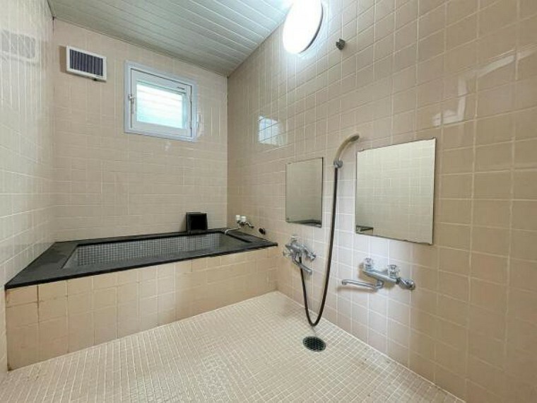 窓付きで換気がしやすい浴室！