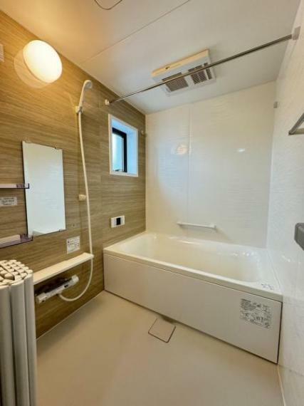 【リフォーム済】浴室は1418サイズのハウステック製新品ユニットバスに交換しました。浴槽には滑り止めの凹凸があり、床は濡れた状態でも滑りにくい加工がされている安心設計です。
