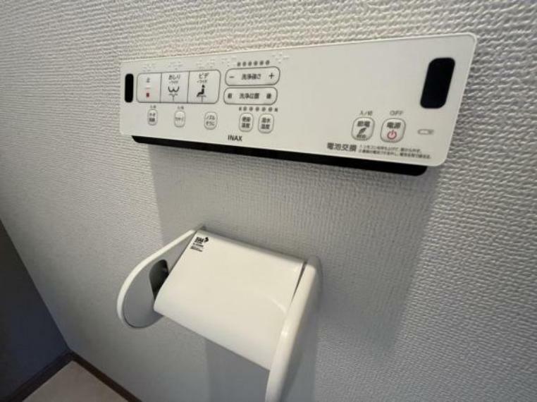【リフォーム済】トイレのリモコンは壁付けになっています。