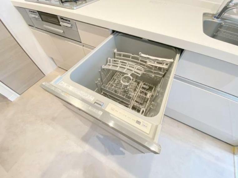 ビルトインタイプの食洗機。家族の食器を一度洗えてとても便利です。台所の生活感を隠せるのも良いですね。