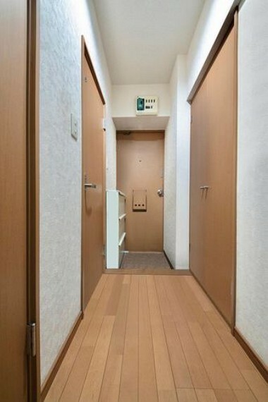 【玄関】白のクロスに合う色の建具とフローリングが使用されていて、落ち着きのある空間となっております。※室内写真はCG加工により、家具等を消したイメージとなります。