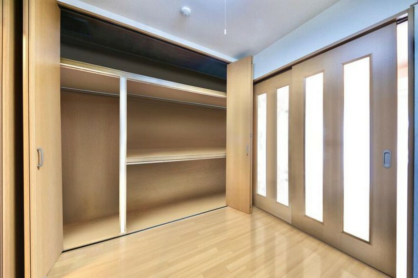 【洋室（1）】壁一面をクローゼットにしており、幅にもゆとりがあるため、収納便利となっております。※室内写真はCG加工により、家具等を消したり置いたイメージとなります。