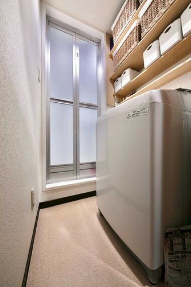 【洗面室】脱衣スペースもしっかりと確保されており、収納棚も作り付けのもので、収納便利となっております。