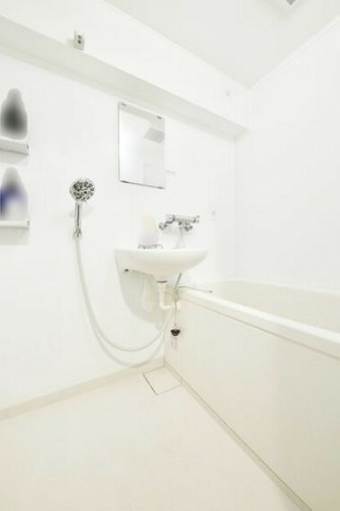 【浴室】浴室も白一色でリラックス空間となっております。