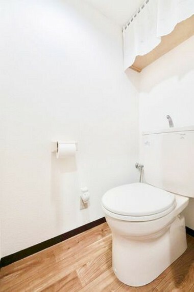 【トイレ】造作の吊戸棚があり、日用品の収納に便利です。広さもゆとりがあります。