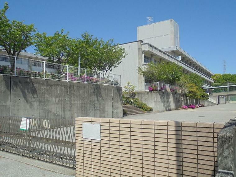 【中学校】横浜中学校まで358m