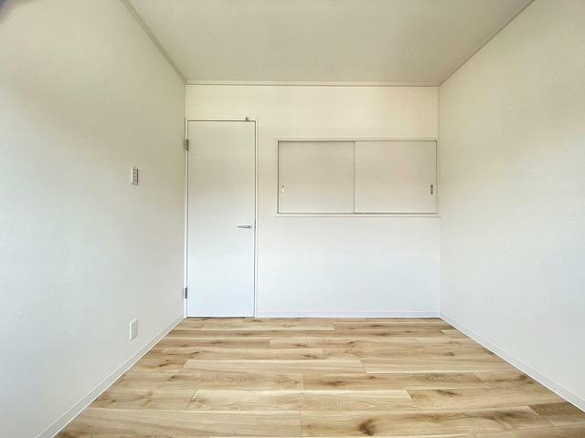 2階洋室（約4.5帖）<BR/>床・天井・壁いずれもシンプルなお部屋なので、家具のコーディネートも自由に楽しめますね！