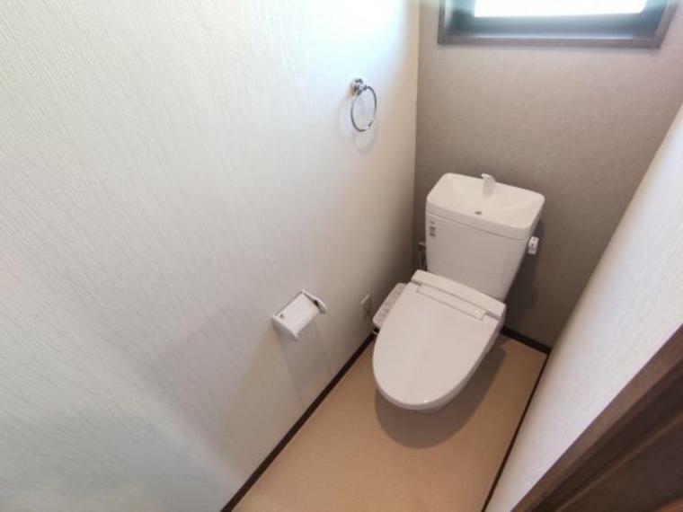 【リフォーム済】2階のトイレはTOTO製のウォシュレット付きのトイレに交換しました。クッションフロアーの張替えも行いました。2階にトイレがあるのは便利ですね。