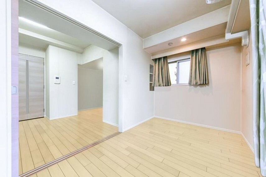 【洋室】DKと隣接した洋室は2枚引込み戸の開閉により個室空間としても使えるフレキシブルな間取りです※画像はCGにより家具等の削除、床・壁紙等を加工した空室イメージです。