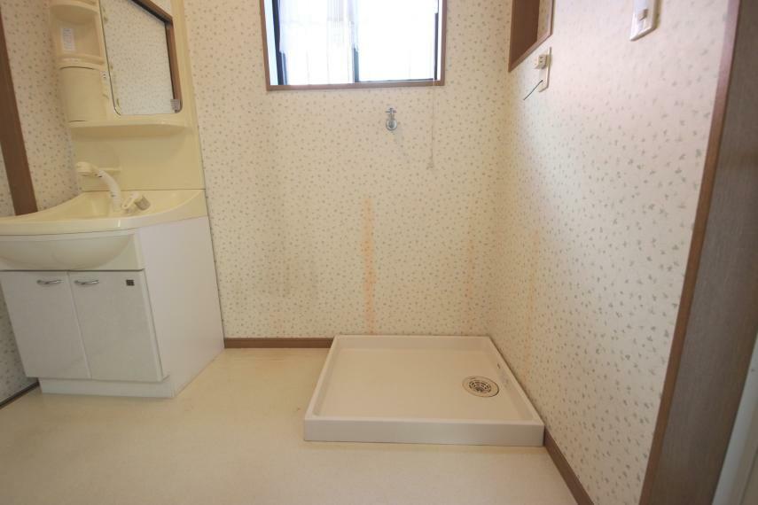 シャワーヘッドの付いた洗面化粧台ヽ（*^^*）ノ窓もあり換気もしやすいですね！室内洗濯パン付きでもしもの時に安心です！