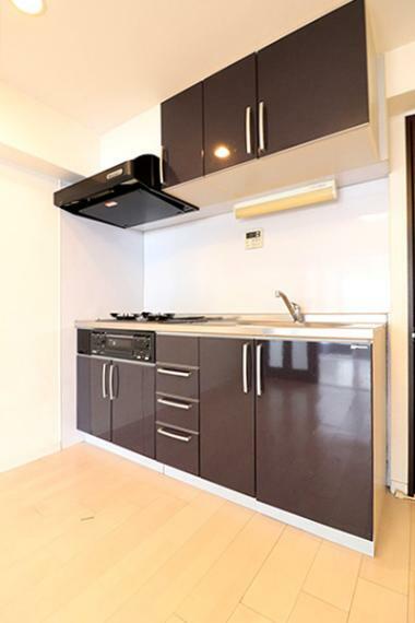 システムキッチンは収納スペースが多く確保されており、キッチン用具をしっかりと収納出来ます
