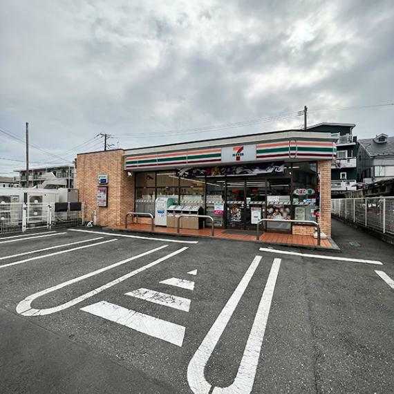 セブンイレブン日吉本町駅前店　徒歩12分（約900m）