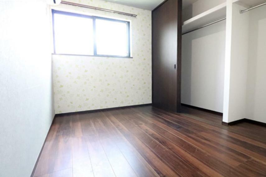 2階約4.8帖の洋室 お部屋の形が整形で家具の配置がしやすいお部屋です