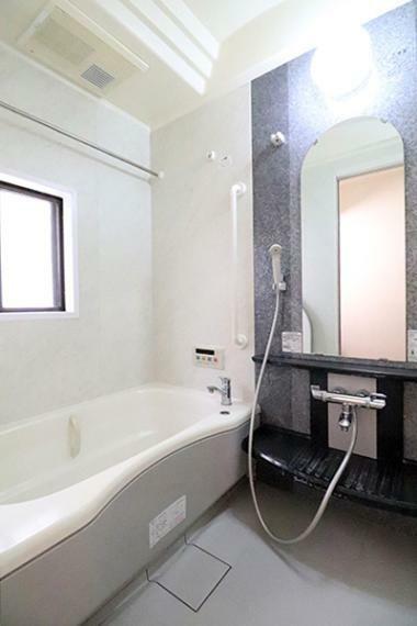 スイッチ1つで一定量の湯を浴槽に張ることができるオートバス　雨の日のお洗濯にも役立つ浴室暖房乾燥機付