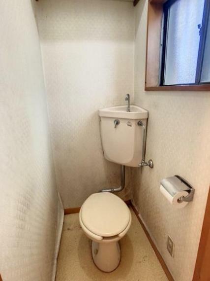 トイレはいつもキレイに保ちたいスペースです。オフホワイトで統一した清潔感溢れるコーディネイトが完成しました。