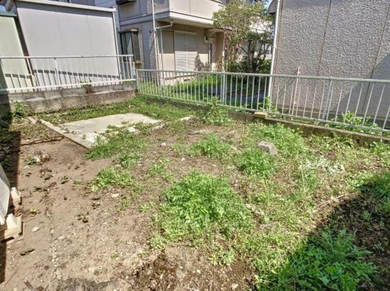 建物の後ろ側には開放的なお庭があります！日当たりも良好なので、家庭菜園にもおすすめです！またお洗濯物を干すことも可能です！