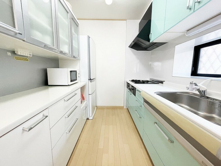 使い勝手の良い設備のキッチンで効率よくお料理もできます。窓もあり明るい空間になっています！