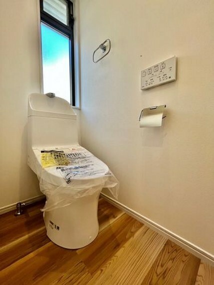 トイレには快適な温水洗浄便座付です。