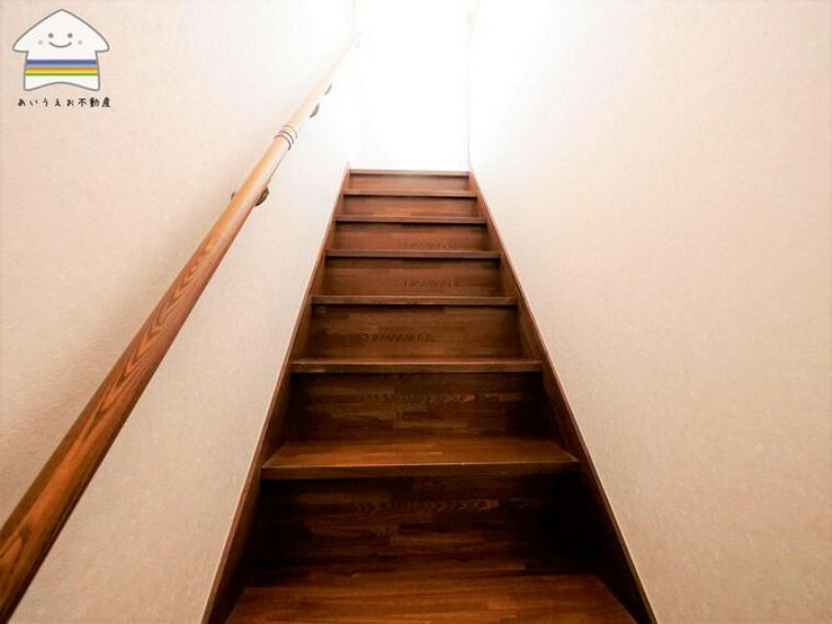 階段は手すり付きで安心です。