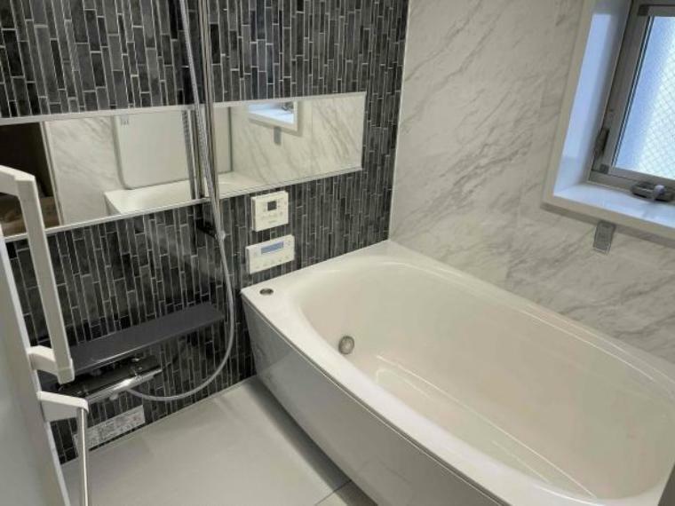 浴室は窓がついており、自然風での換気が可能です。清潔感をキープしやすいです。