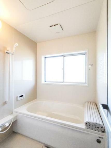（リフォーム済）浴室は、ハウステック製の新品のユニットバスに交換しました。自動お湯張り、追い焚き機能付きで、生活時間帯が異なるご家族もみんな温かなお風呂に入れます。