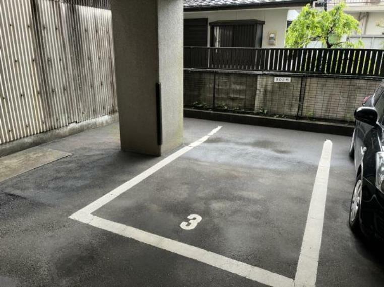 【駐車場】駐車場の写真です。1台分の区画を確保しております。屋根付きでエントランスにも近い場所なので便利ですね。