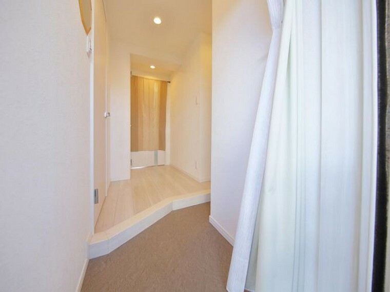 住まいの印象を決める玄関スペースは白を基調とした空間で清潔感を演出します。