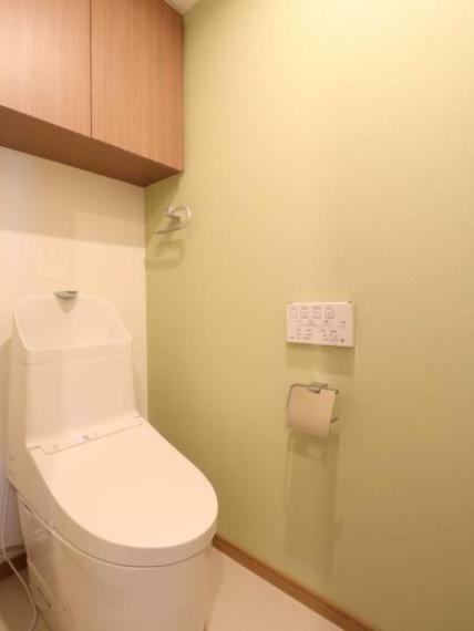 温水洗浄便座のお手洗い。壁付リモコンで操作盤が見やすいのが特徴。