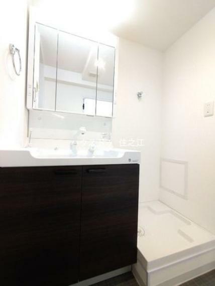 【洗面所】大きな三面鏡付きの洗面台です。たっぷりの収納を設けたシャワー付です