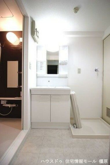 洗面台はシャワー付きに新調され、床材も貼替済。キッチンから直接入れる便利な配置です。