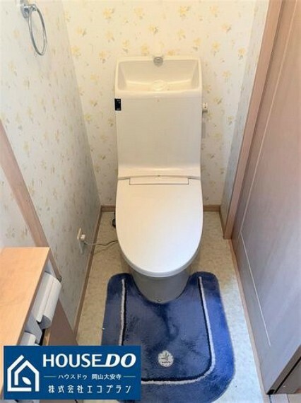 清潔感のあるウォシュレット付きのトイレ。ペーパーホルダーも2連と、毎日使用する場所なのでこだわりたいポイントですね！