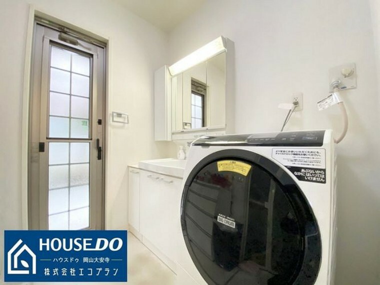 三面鏡が付いた洗面台はお掃除やメンテナンスも簡単に行えます。ドラム式の洗濯機を配置しても十分なスペースを確保した設計となっております！